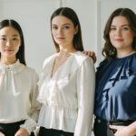 Tři ženy různého typu postavy v halenky s volány ve světlém minimalistickém prostředí